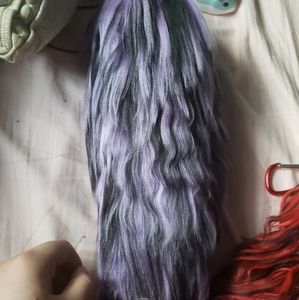 black/purple yarn tail
